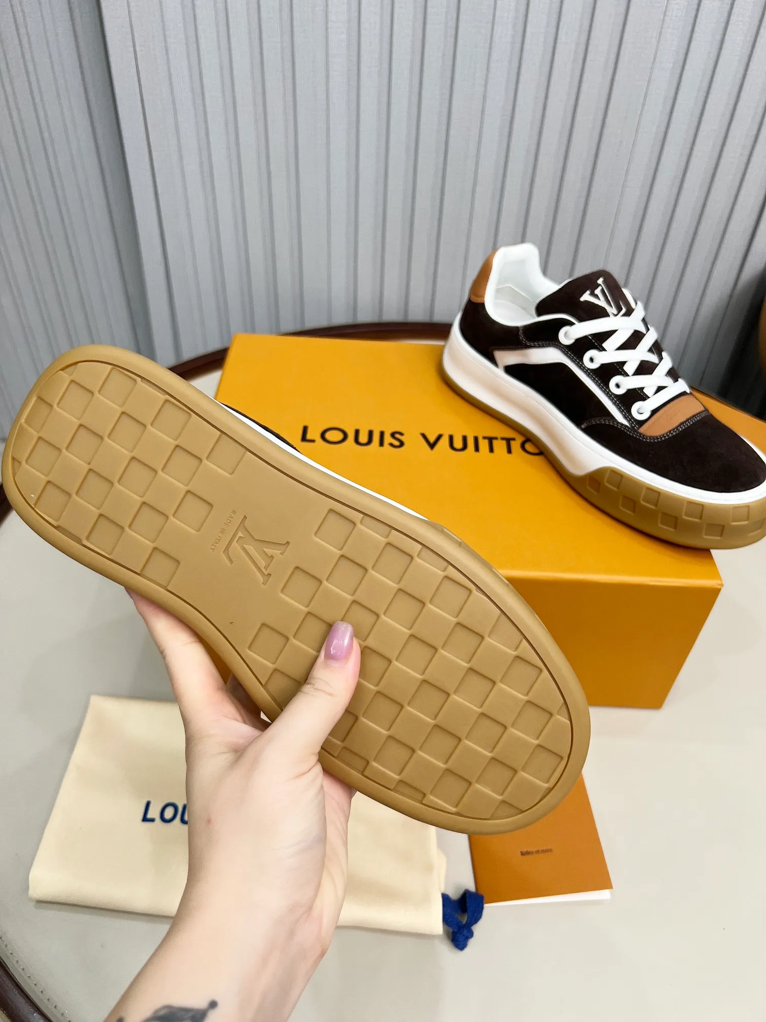 p620💰Men's shoes ❤️❤️❤️Top version LV-Louis Vuitton-Classic catwalk new style Air glue process·Original 1:1 development and reproduction! ! The upper foot is very comfortable. It is made of luxurious materials and fine workmanship. The midsole is printed with English letters "Made in Europe". The upper is made of calfskin imported from Italy. The side is decorated with the brand's LOGO and signature. The latest latex foot pads and mesh lining make the foot feel super comfortable. The original two-color TPU combination outsole is specially provided by the original factory. Bag technology Goodyear stitched edges Fabric: Exclusive custom first-layer cowhide Accessories: Exclusive private model Vuitton logo, lining: Customized silk mesh lining - first-layer silk cowhide lining Outsole: TPU combination outsole wear-resistant, non-slip and anti-yellowing Foot pads: new latex pads-mesh sweat-absorbent Counter technology: fully computerized sewing machine wire drawing Toe box back cover Hot and cold shaping Full set of pull-top last with medium and low logo pattern Code number 39-45